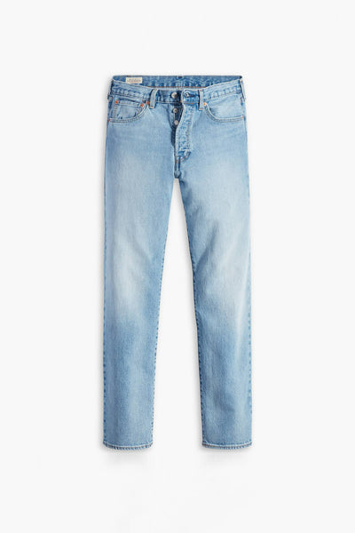Jean droit en denim bleu clair de Levi's®, avec une coupe classique et une braguette boutonnée.
