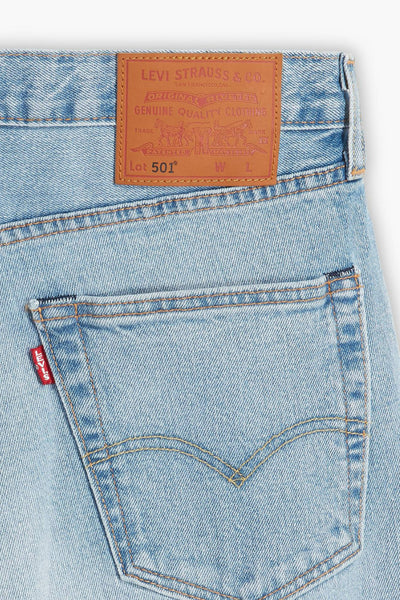 Jean droit bleu clair de Levi's, avec étiquette en cuir brun et coutures orange.
