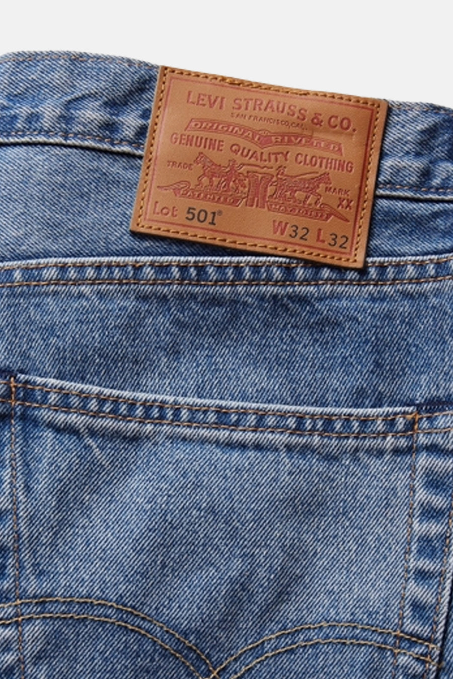 Jean droit bleu clair de Levi's®, avec étiquette en cuir portant le logo de la marque.
