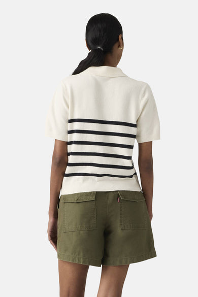 Pull rayé blanc de Levi's, porté avec un short cargo vert, montrant l'arrière du vêtement.