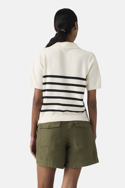 Pull rayé blanc de Levi's, porté avec un short cargo vert, montrant l'arrière du vêtement.