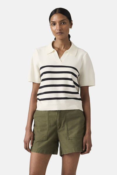 Pull blanc col en V de Levi's®, à rayures horizontales noires, porté avec un short kaki.