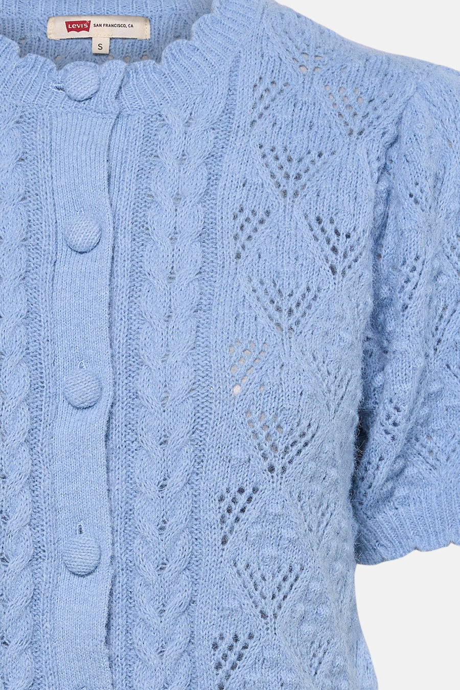 Blauwe gebreide vest van Levi's, versierd met kabels en bijpassende knopen.