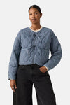Kort blauw geruit jack van Levi's®, met ruitvormig doorgestikt patroon en een zwarte high-waist jeans.