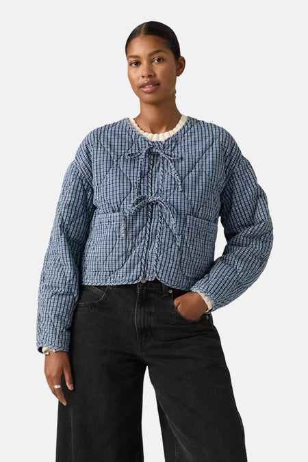 Kort blauw geruit jack van Levi's®, met ruitvormig doorgestikt patroon en een zwarte high-waist jeans.