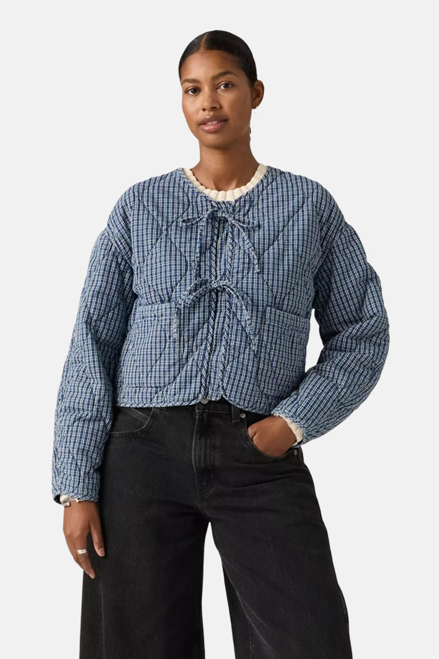 Kort blauw geruit jack van Levi's®, met ruitvormig doorgestikt patroon en een zwarte high-waist jeans.