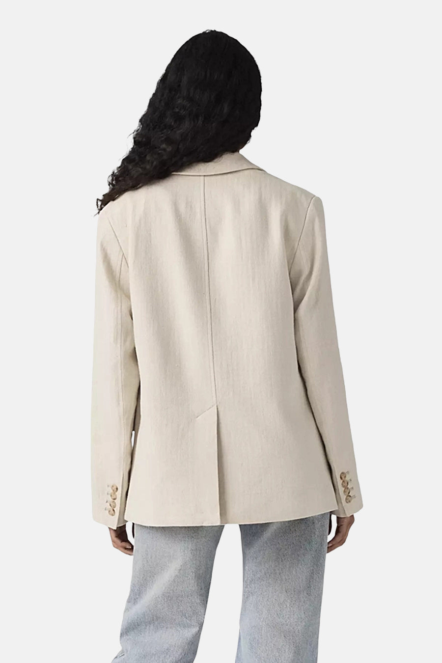 Blazer beige par Levi's®, avec une coupe structurée et une fente au dos, porté avec un jean gris.