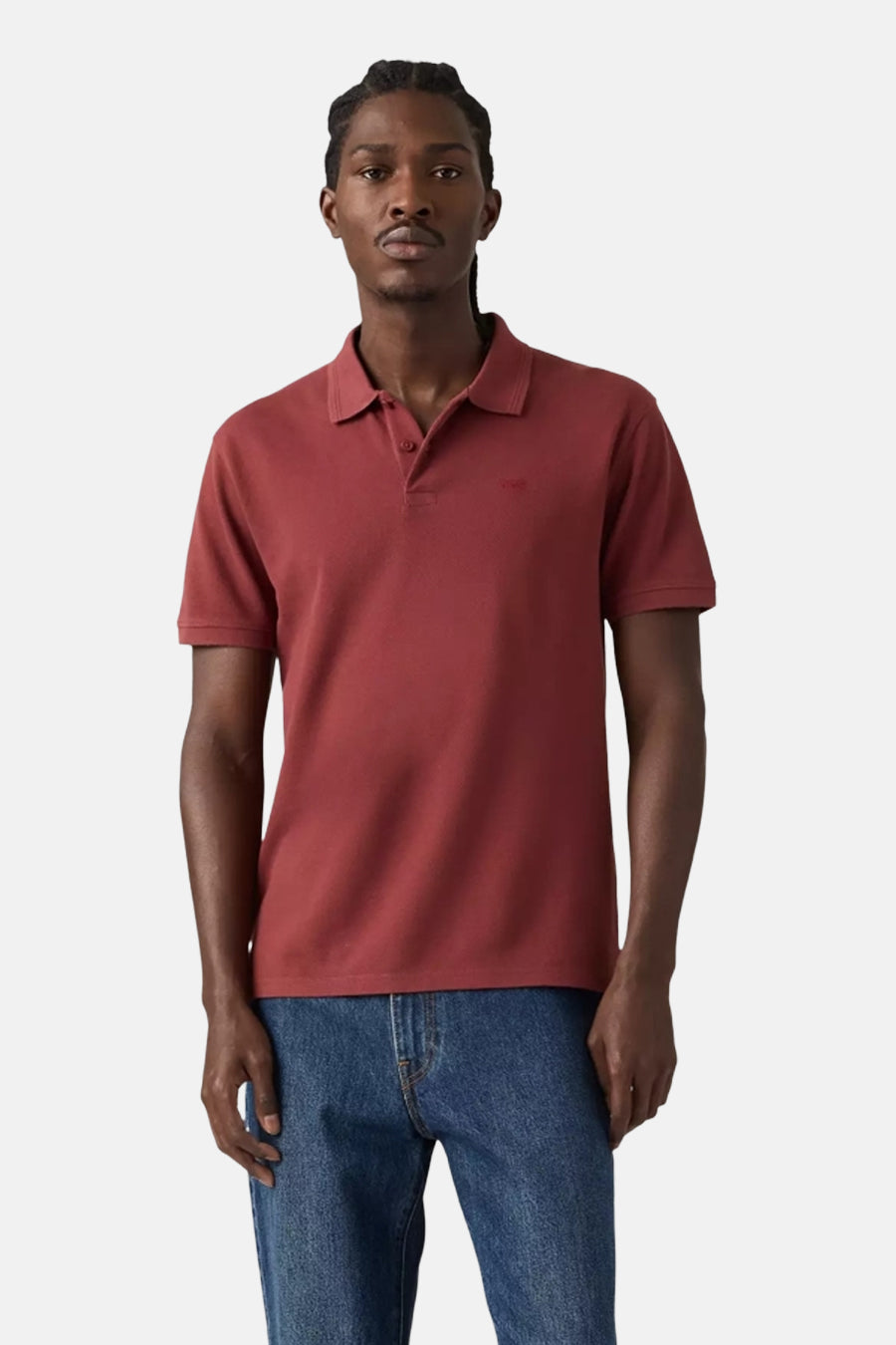 Polo bordeaux à manches courtes de Levi's®, porté avec un jean bleu.