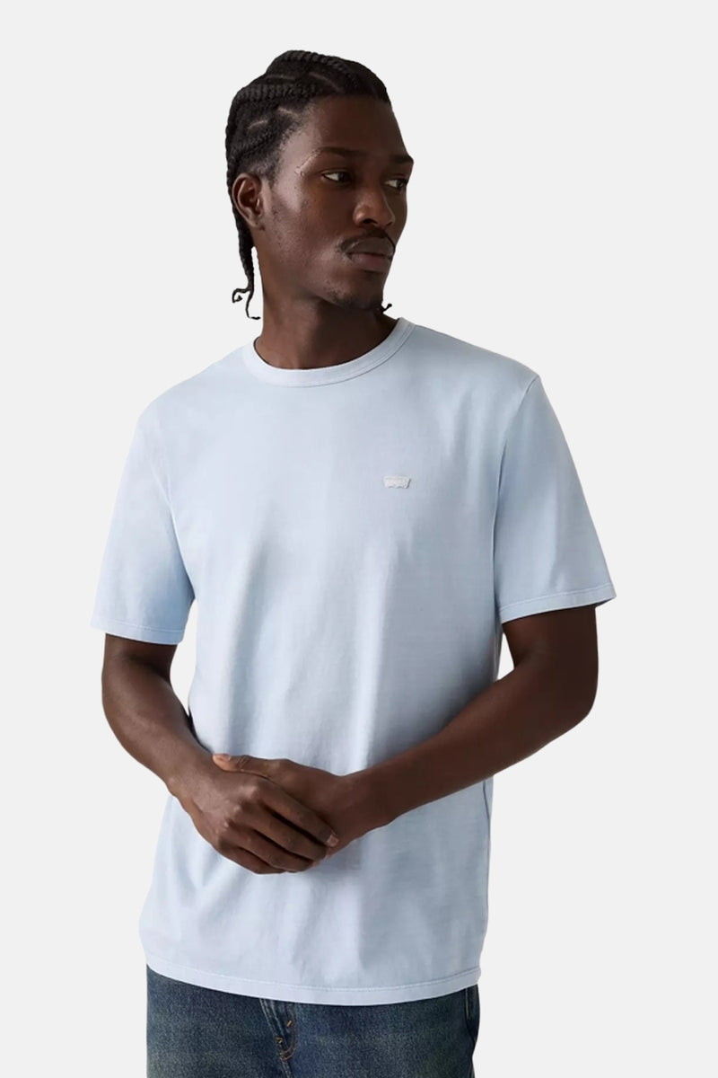 T-shirt bleu clair de Levi's, uni, porté par un homme avec des tresses.
