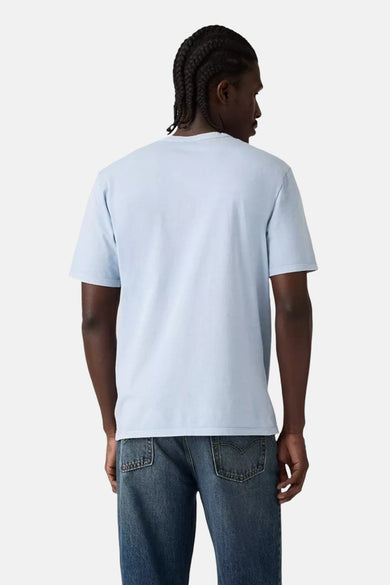 T-shirt bleu à manches courtes de Levi's®, vu de dos, porté avec un jean bleu.
