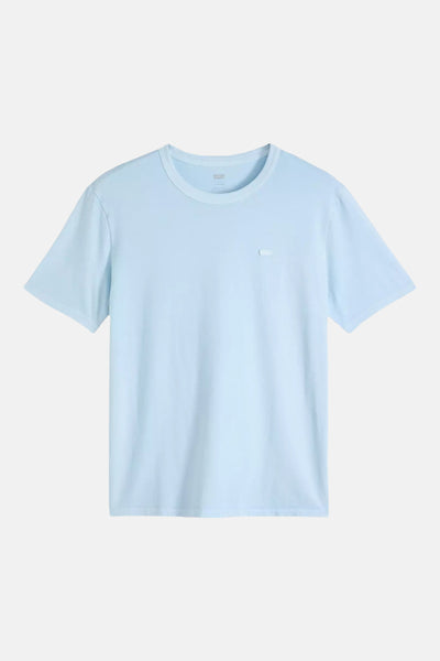 Lichtblauw T-shirt met korte mouwen van Levi's, effen met een klein logo op de borst.