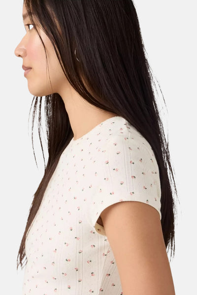 T-shirt blanc à fleurs de Levi's®, en maille côtelée, porté par une femme de profil.
