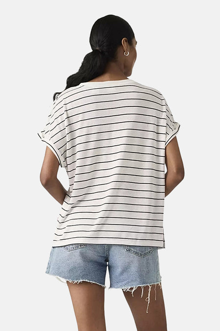 Wit gestreept T-shirt van Levi's, gedragen met een spijkerbroekshort, achtergezicht.