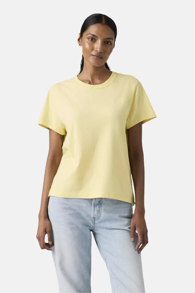 T-shirt jaune de Levi's®, porté avec un jean bleu clair.
