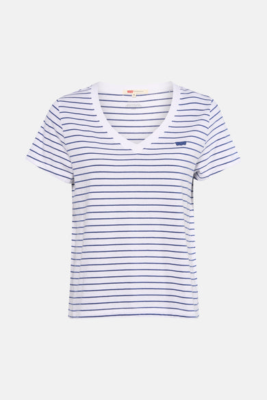 Multikleuren T-shirt met korte mouwen van Levi's®, witte en blauwe strepen, gedragen met een spijkerbroek en sandalen.