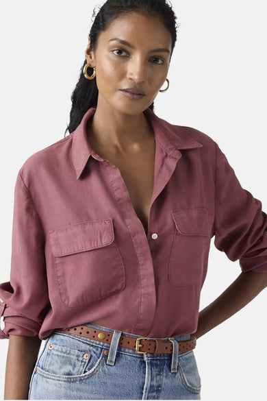 Chemise à manches longues rose de Levi's®, avec poches poitrine plaquées et ceinture en cuir marron.
