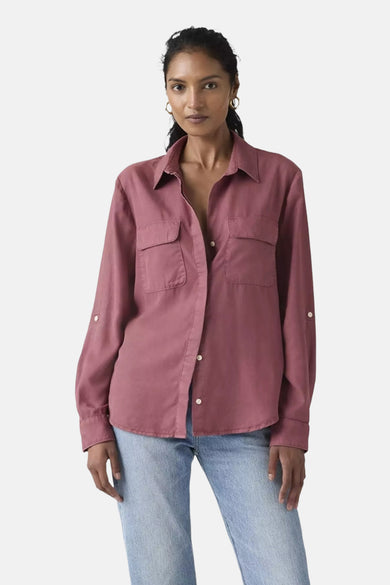 Chemise à manches longues rose de Levi's®, avec poches poitrine et manches retroussées, portée avec un jean bleu.