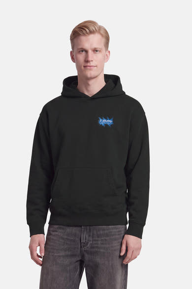 Homme portant un sweat à capuche noir Levi's® avec logo bleu et poche kangourou.