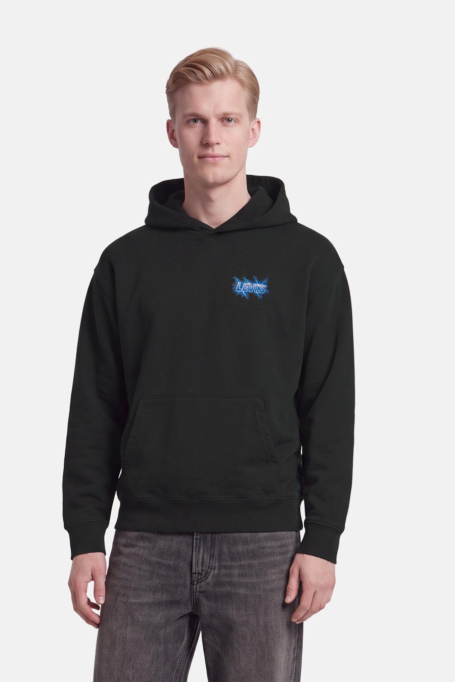Homme portant un sweat à capuche noir Levi's® avec logo bleu et poche kangourou.