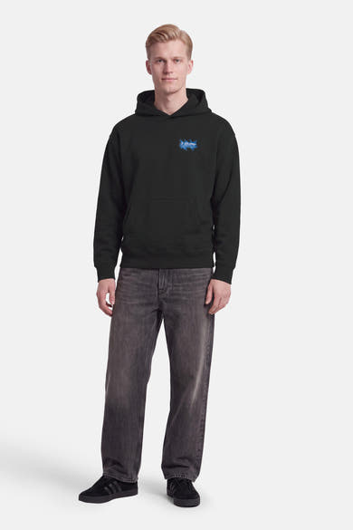 Sweat à capuche noir Levi's® porté par un mannequin, avec logo bleu sur la poitrine et poche kangourou