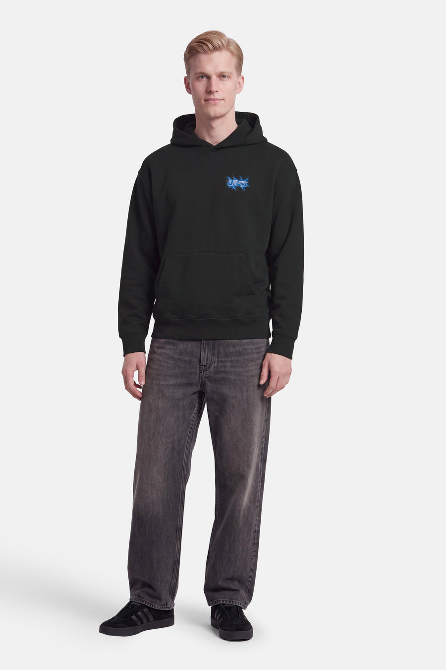 Sweat à capuche noir Levi's® porté par un mannequin, avec logo bleu sur la poitrine et poche kangourou