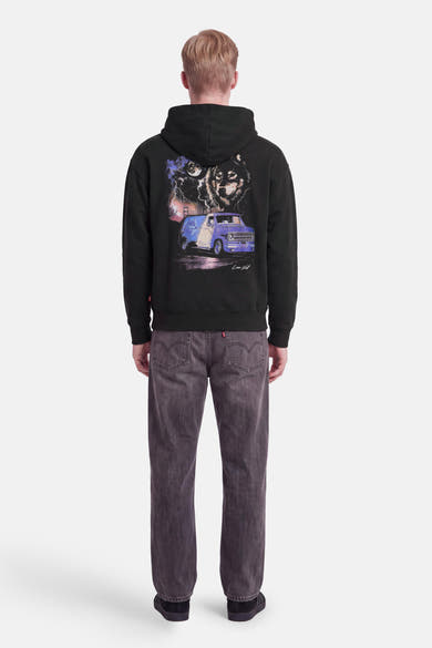 Sweat à capuche noir Levi's® vu de dos, avec un motif représentant un loup et un van bleu.