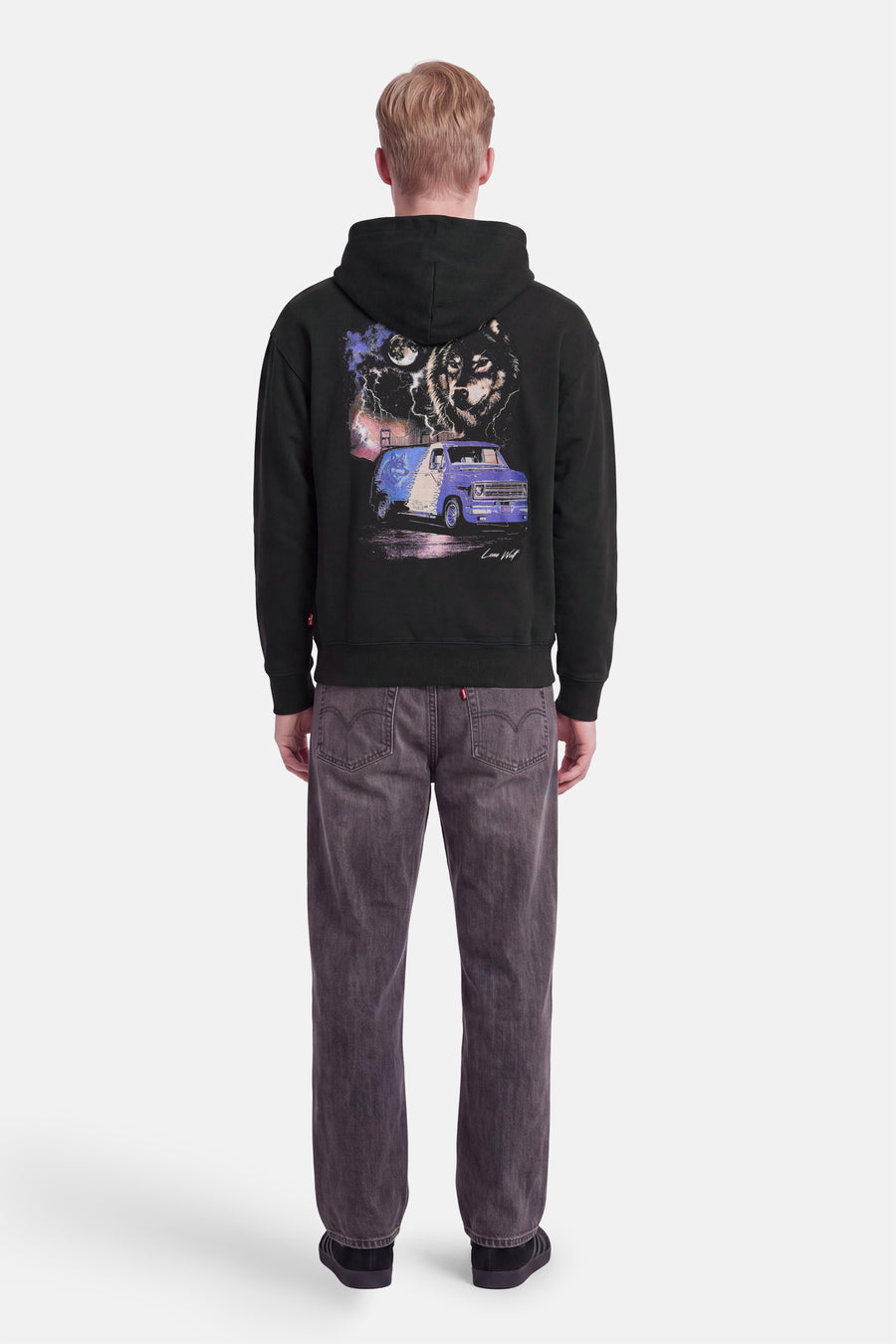 Sweat à capuche noir Levi's® vu de dos, avec un motif représentant un loup et un van bleu.