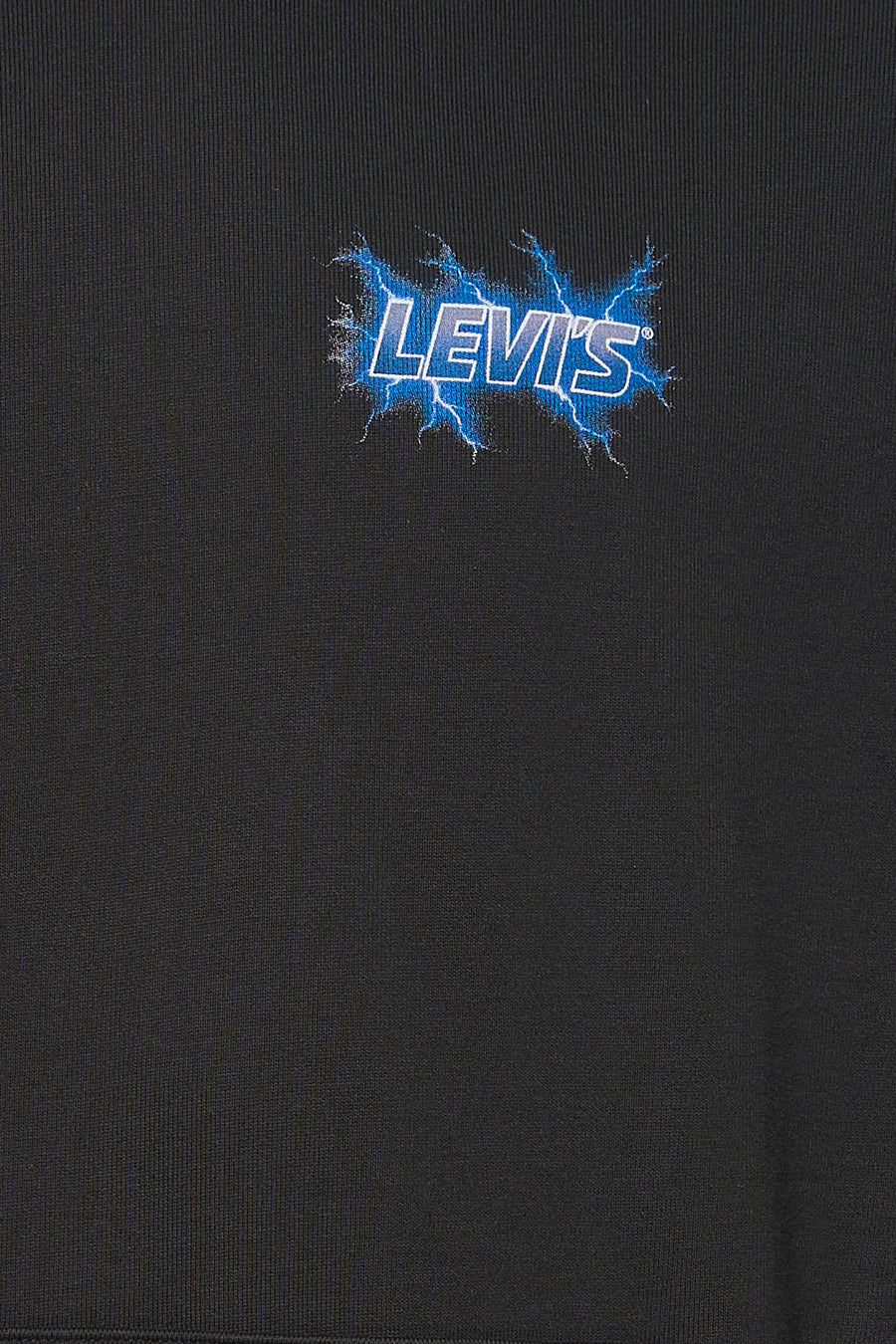 Détail d’un sweat à capuche noir Levi's® avec logo bleu et blanc