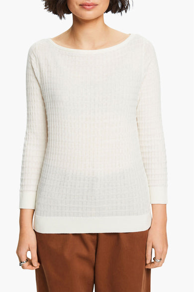 Pull écru à col bateau par Esprit, avec un motif texturé et manches trois-quarts, porté avec un pantalon marron.
