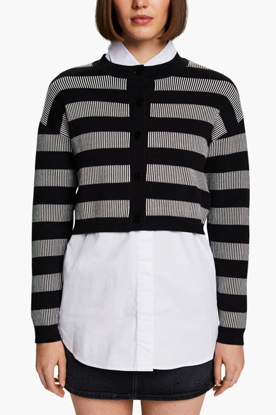 Gilet noir à rayures verticales by Esprit porté sur une chemise blanche et une mini-jupe noire.