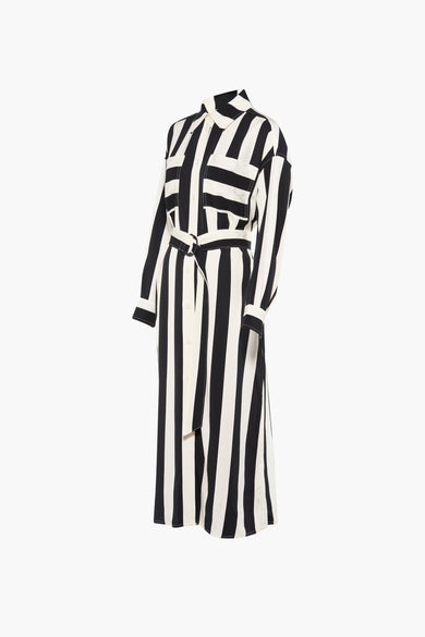 Robe chemise à manches longues noire et blanche rayée, de Esprit, avec ceinture assortie.
