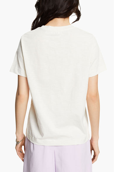 T-shirt écru de Esprit, uni avec des manches courtes, porté avec un pantalon lilas.