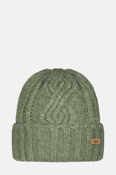 Groene kabelgebreide muts van BARTS, gedragen met een groene jas en een beige coltrui.