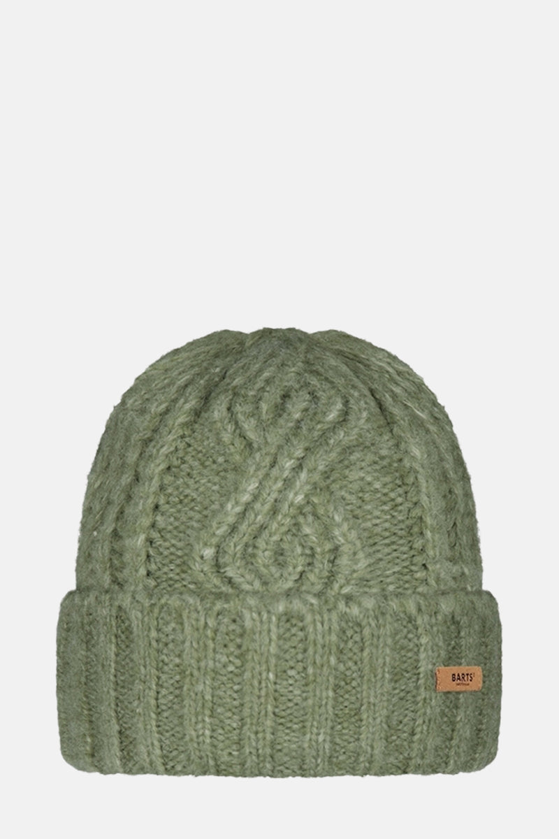 Groene kabelgebreide muts van BARTS, gedragen met een groene jas en een beige coltrui.