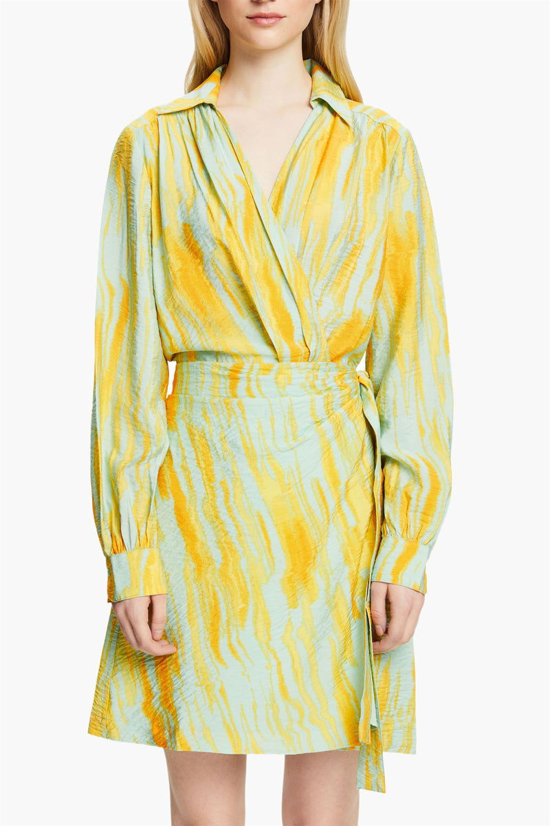 Robe à manches longues multicolore par Esprit, imprimé abstrait jaune et turquoise, coupe portefeuille avec ceinture.
