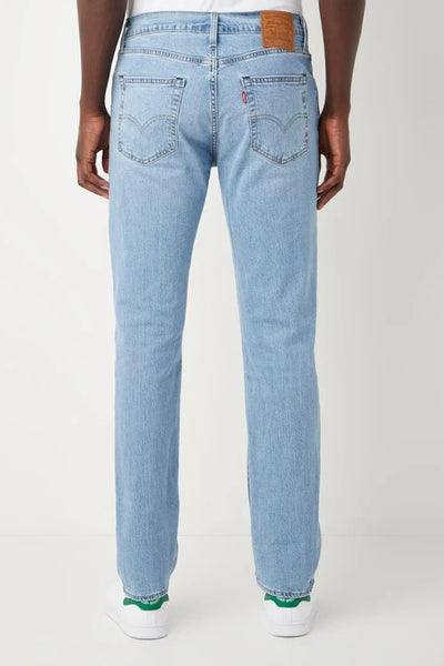Jean slim en denim bleu clair de Levi's, avec poches arrière et étiquette logo rouge.