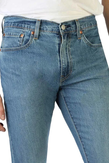 Jean slim en denim bleu moyen de Levi's, avec détail de poche et passants de ceinture.