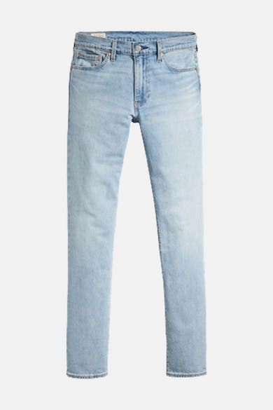 Jean slim en denim bleu clair de Levi's, avec des coutures apparentes et une coupe ajustée.
