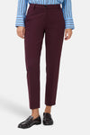 Chino BRAX bordeaux porté avec un haut bleu à rayures et des mocassins noirs