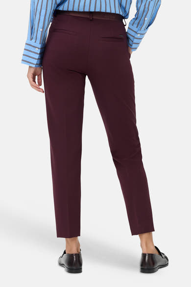 Vue arrière d’un chino rouge foncé BRAX porté avec une chemise rayée bleue.