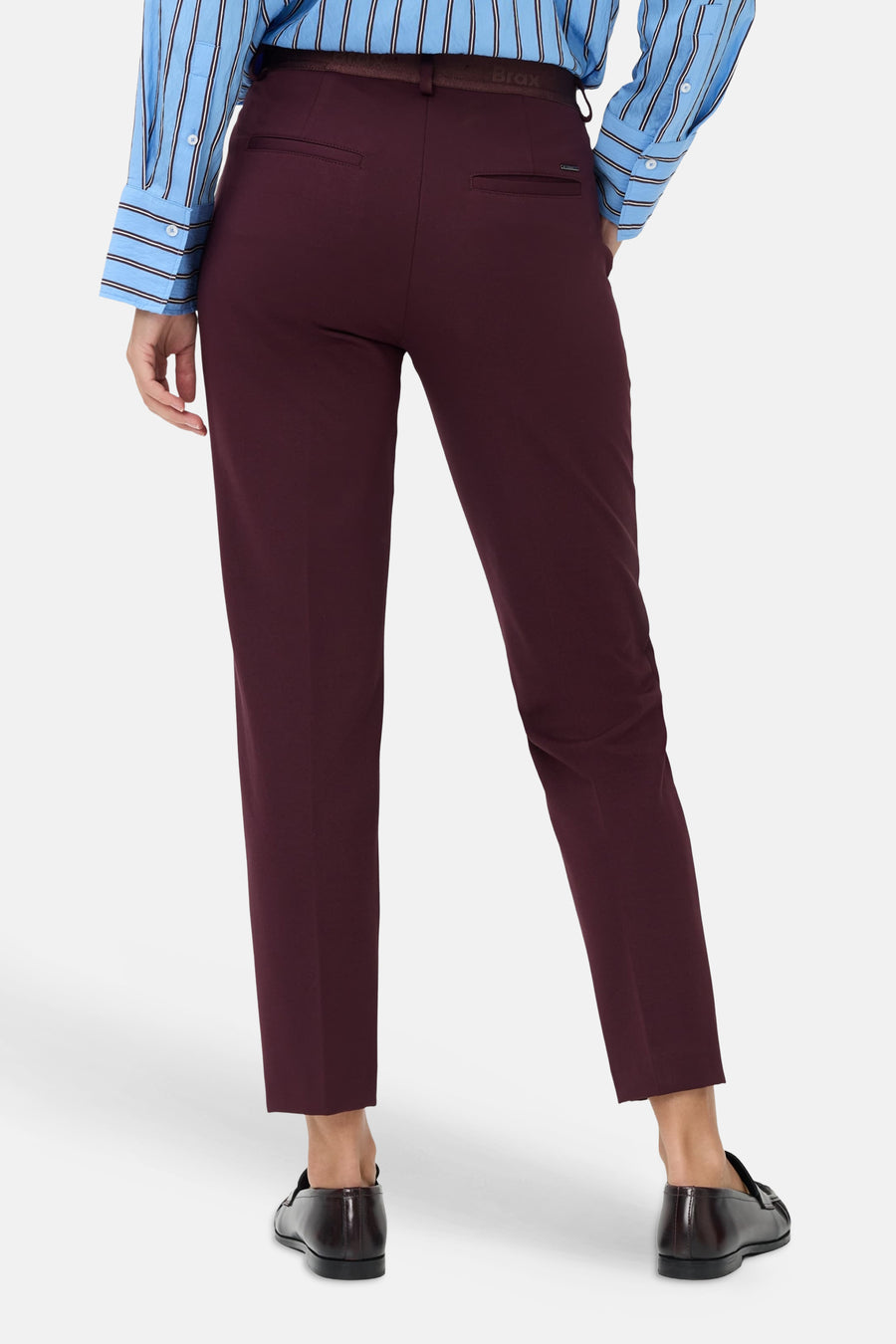 Vue arrière d’un chino rouge foncé BRAX porté avec une chemise rayée bleue.
