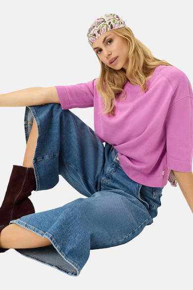 Jean large en denim bleu clair BRAX porté par un mannequin.