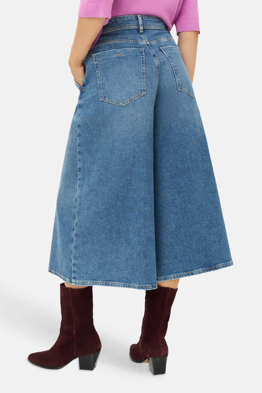 Jean large en denim bleu clair BRAX porté de dos, avec poches arrière plaquées.