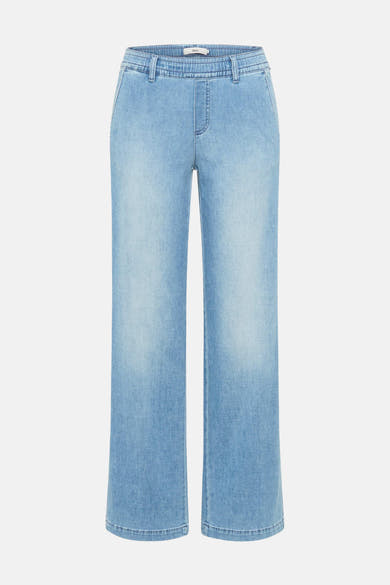 Wijde spijkerbroek in lichtblauw denim van BRAX, met opgestikte achterzakken en elastische tailleband.