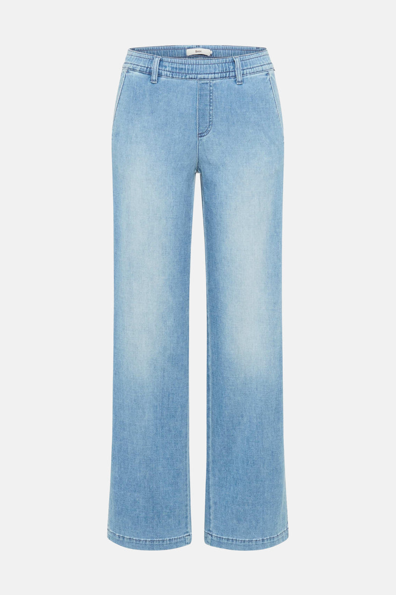 Jean large en denim bleu clair de BRAX, coupe ample à taille élastique.