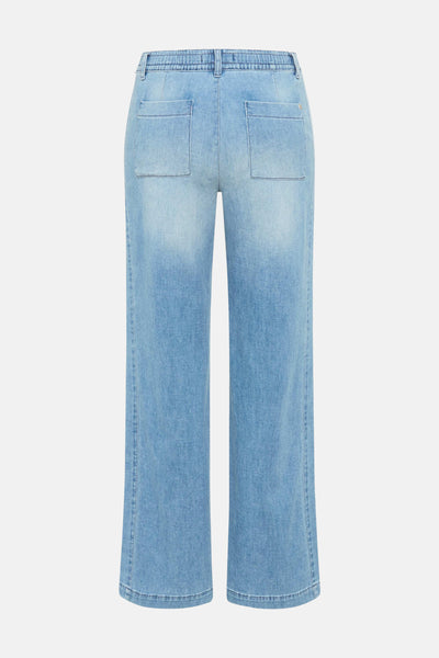 Jean large en denim bleu clair de BRAX, avec poches arrière plaquées et taille élastiquée.
