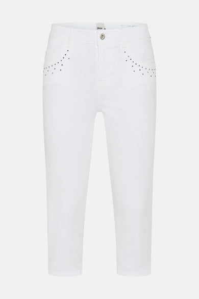 Witte Bermuda van BRAX, achterkant met twee achterzakken en een merklabel.
