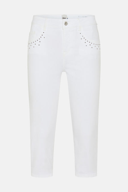Witte Bermuda van BRAX, achterkant met twee achterzakken en een merklabel.