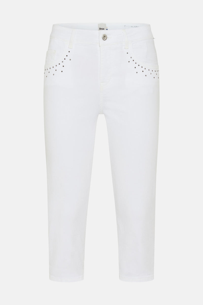 Witte Bermuda van BRAX, achterkant met twee achterzakken en een merklabel.