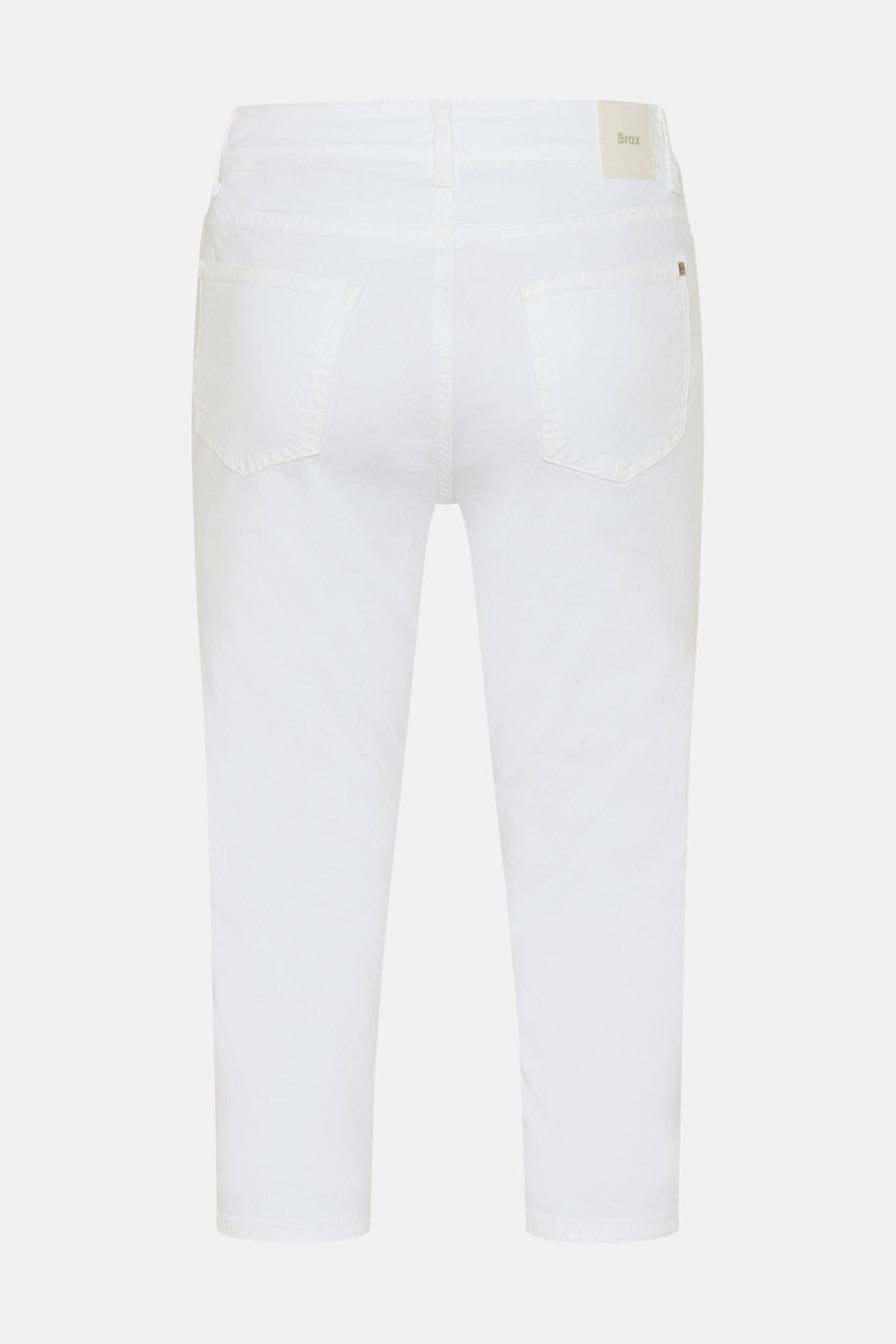 Bermuda blanc de BRAX, vue de dos avec deux poches arrière et une étiquette de marque.